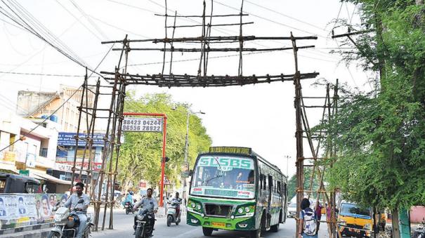 congestion-due-to-advertising-banners-put-up-by-dmk-in-katpadi