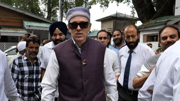 omar-abdullah-removes-his-cap-in-emotional-appeal