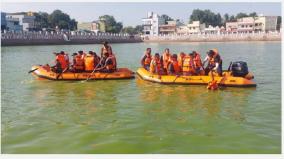 திருவள்ளூர் வீரராகவ பெருமாள் கோயில் தெப்பக்குளத்தில் போலீஸாருக்கு பேரிடர் மீட்புப் பணி சிறப்புப் பயிற்சி 