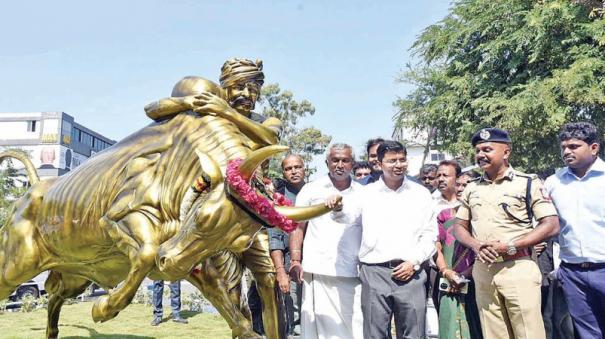 roaming-globe-jallikattu-bull-statues-in-coimbatore-race-course