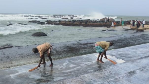 tourists-slip-and-fall-at-kanyakumari-tri-sea-confluence-algae-removal-busy