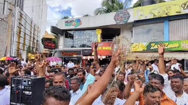 kacha-moocha-nets-destroying-fisheries-fishermen-carrying-nets-protest-on-kanyakumari