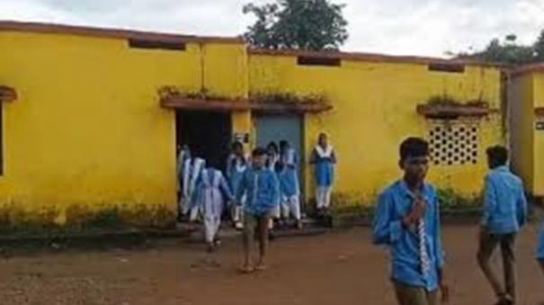 video-shows-students-drinking-beer-at-chhattisgarh-school