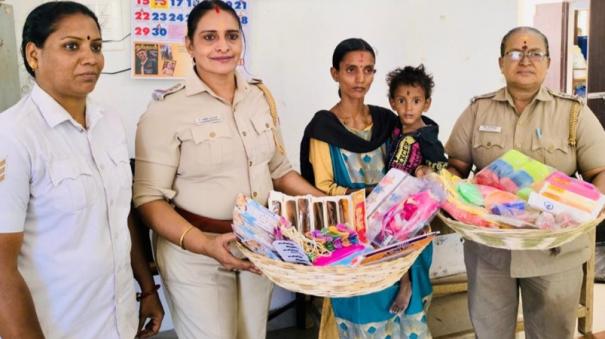 female-police-inspector-helped-a-poor-woman-to-start-a-business-on-madurai