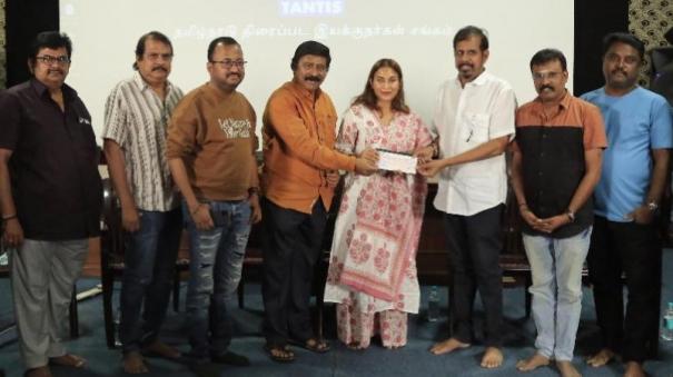 director-aishwarya-rajinikanth-gave-rs-10-laksh-fund-to-directors-association