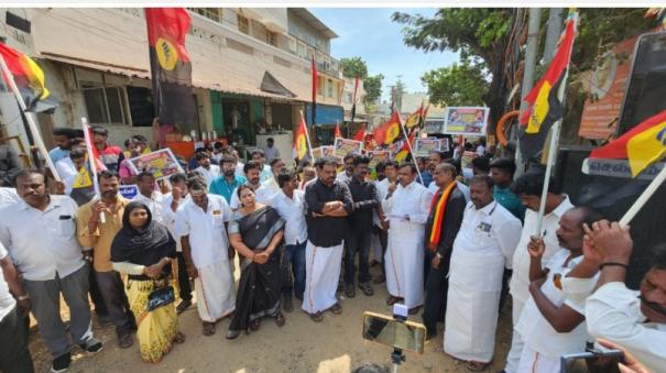 demonstration-on-behalf-of-dmdk-to-demand-speedy-repair-of-pammal-and-anagaputhur-roads