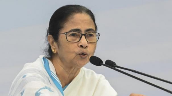 havent-slept-for-nights-too-mamata-banerjee-visits-protesting-doctors