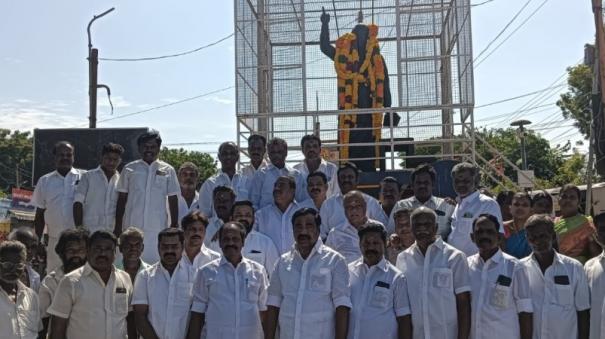 on-the-occasion-of-anna-s-birthday-in-ariyalur-political-parties-paid-tribute-by-wearing-garlands