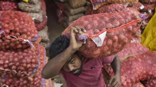 prices-of-onion-in-rise-rs-44-per-kg-in-koyambed-market