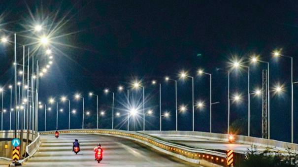 illuminated-bridges-on-the-four-lane-road-between-kumbakonam-and-thanjavur