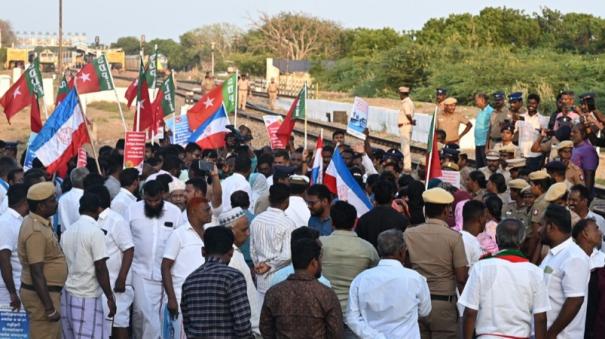 rail-picket-protest-by-sdpi-party-on-mandapam-to-condemn-the-sri-lankan-govt