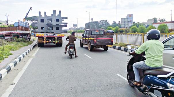 accident-risk-due-to-vehicles-parked-on-service-road-near-toll-plaza-in-krishnagiri