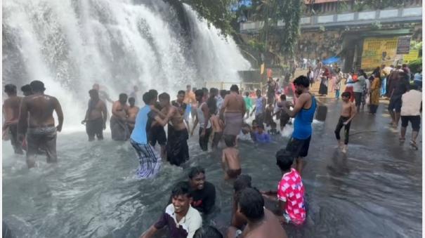 tourists-flock-to-tilparapu-falls-on-holiday