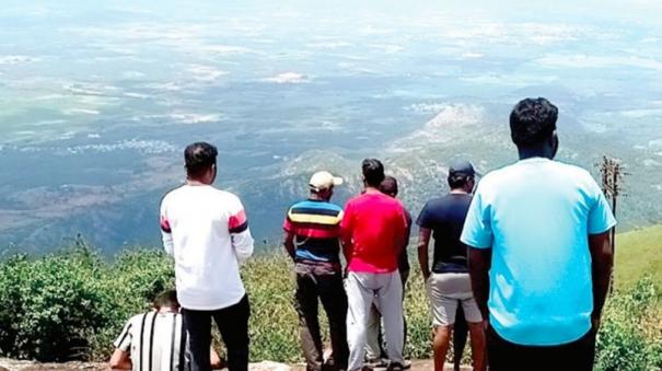 tourists-who-do-not-feel-the-danger-on-the-view-point-of-meghamalai