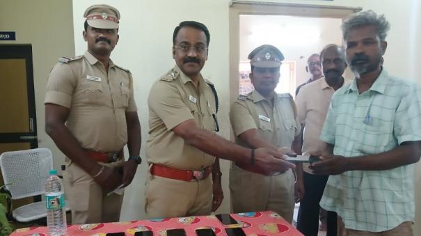 police-recovered-11-stolen-cell-phones-in-sivakasi-and-handed-them-over-to-the-rightful-owners