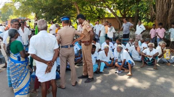 farmers-road-blockage-demanding-crop-insurance-payment-45-people-arrested