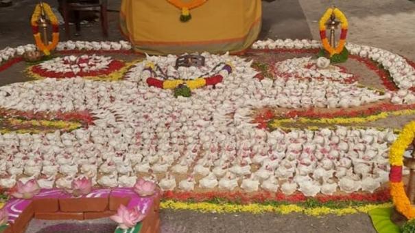 1008-sangabhishekam-on-the-form-of-shiva-lingam-at-kanyakumari-kuganatheeswarar-temple