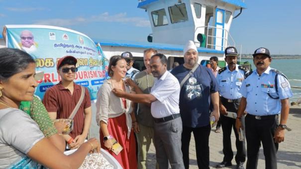 world-tourism-day-traditional-welcome-to-foreign-tourists-at-kanyakumari-with-sanku-garland