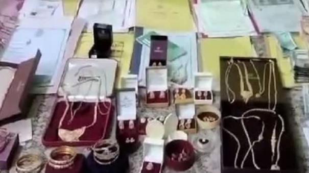 70-pounds-worth-of-jewellery-and-19-lakh-seized-in-trichy