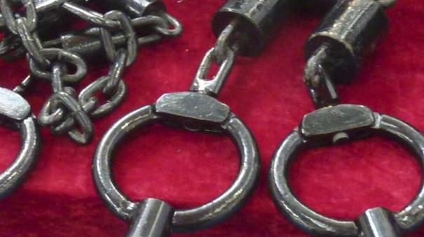 gang-of-15-people-was-arrested-near-avinashi-for-stealing-jewellery-from-women-for-applying-polish