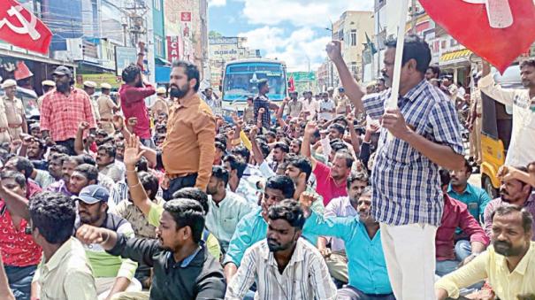 road-blockade-by-samsung-workers-in-kanchipuram