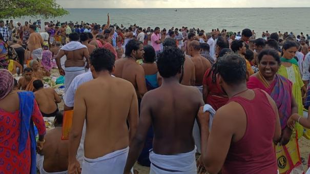 thousands-of-devotees-took-a-holy-dip-on-the-beach-of-sethukarai-devipattinam