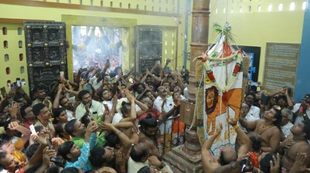 kulasekaranpattinam-dussehra-festival-flag-hoisting-devotees-dressed-up