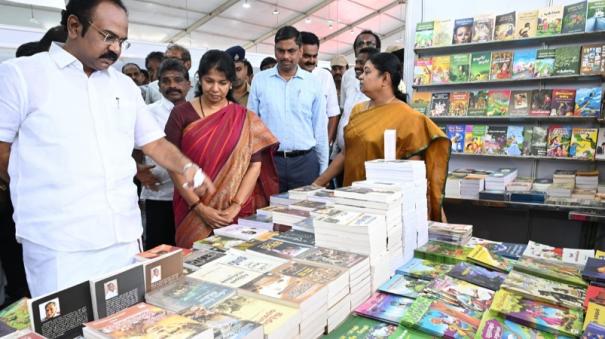 reading-book-can-bring-the-world-into-your-hands-kanimozhi-mp-speech