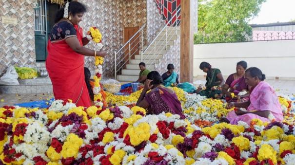 chottanikkarai-bhagavathi-amman-temple-kerala-navratri-festival-one-ton-flower-garland-delivery