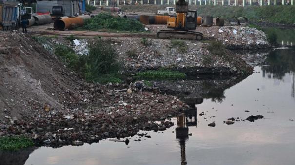 construction-waste-dumped-in-cooum-river