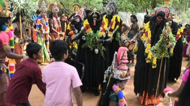 two-sides-clash-with-sticks-on-kulasekaranpatnam-beach-video-goes-viral