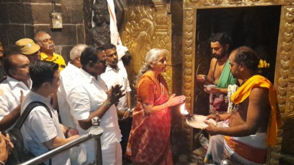 nirmala-sitharaman-at-thiruvarur-temple