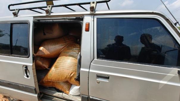 ration-rice-smuggler-hoarder-arrested-on-karur-1-ton-of-rice-vehicle-seized