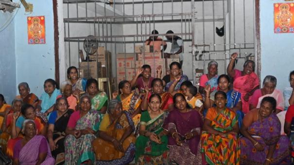 women-protest-the-opening-of-tasmac-store-on-dharasuram