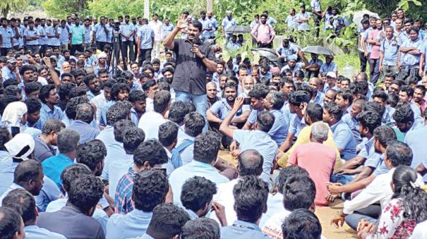 seeman-meeting-with-workers