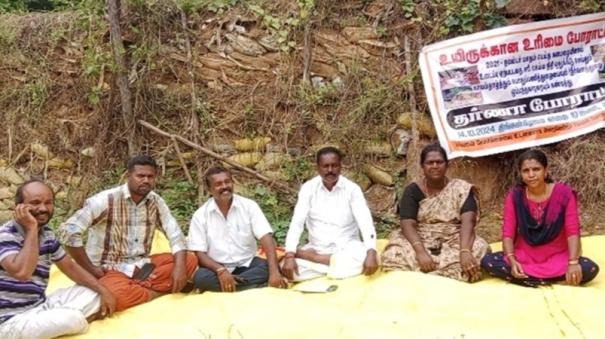 panchayat-president-and-councillors-dharna-by-sitting-inside-periyakulam-canal-demanding-repair-of-barrier-wall