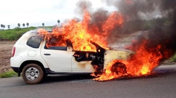 car-caught-fire-on-the-road-near-aruppukkottai