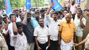 சாமி கும்பிடுவதில் இரு தரப்பினருக்குள் பிரச்சினை: மதுரை ஆட்சியர் அலுவலகத்தை முற்றுகையிட்ட மக்கள்