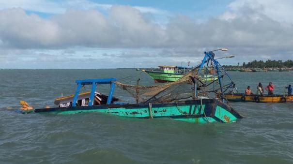 boat-capsizes-on-storm-on-kanyakumari-sea-6-fishermen-rescued-safely