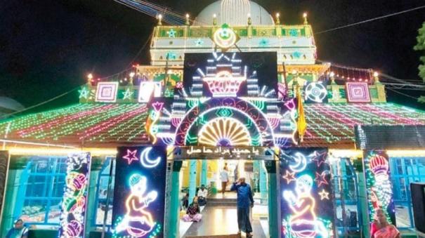 shandanakuda-festival-starts-with-flag-hoisting-at-periya-kanchipuram-dargah