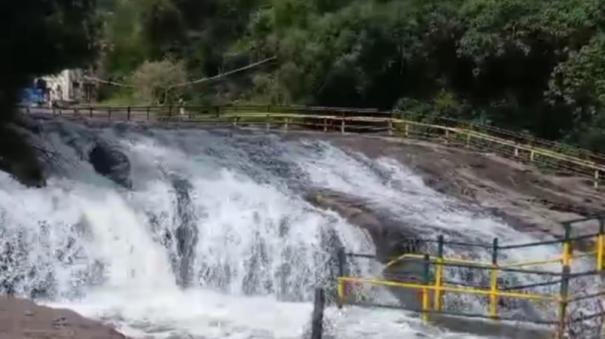 flash-floods-at-kumbakarai-falls-tourists-evacuated