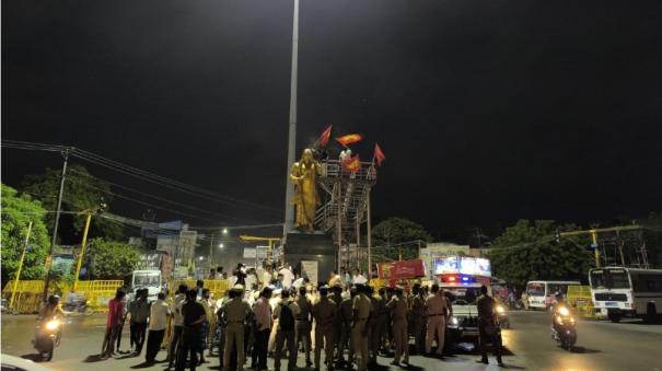 protest-against-the-non-permission-to-construct-an-electric-tower-for-the-statue-of-devar-in-madurai