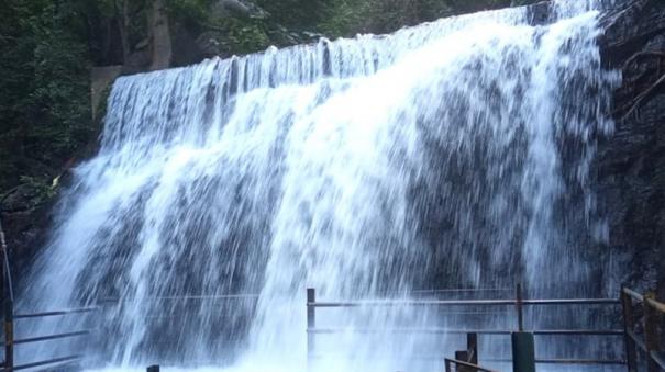 tourists-are-allowed-to-bathe-on-suruli-falls-due-to-steady-flow-of-water