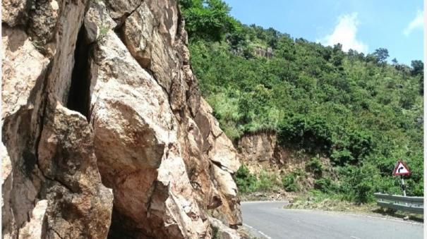 dangerous-overhanging-rocks-on-podimetu-hill-road