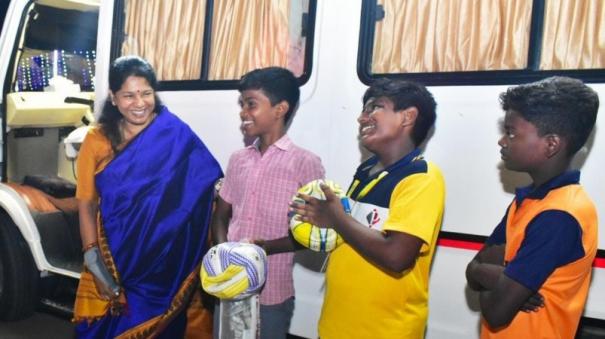 kanimozhi-mp-bought-volleyball-for-the-boys-who-asked-to-block-the-vehicle