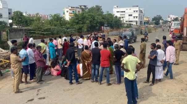 people-suddenly-blocked-the-road-near-tambaram-demanding-the-repair-of-bridge