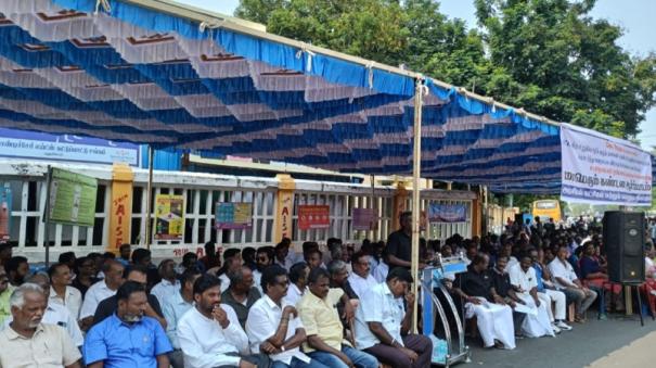 public-welfare-organizations-stage-dharna-to-condemn-speaker-over-puducherry-independent-mla-issue