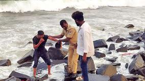 போதையில் கடலில் விழுந்த தவெக தொண்டர்கள் - புதுச்சேரி போலீஸார் மீட்டு முதலுதவி