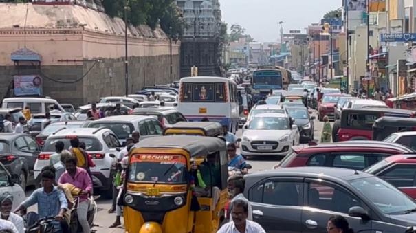 diwali-holiday-heavy-traffic-at-thiruvannamalai-temple-street