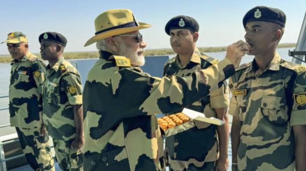 pm-modi-celebrates-diwali-with-armed-forces-near-indo-pak-border-in-kutch